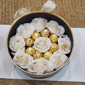 Nº 146 - Caixa Dourada com Rosas Brancas e Ferreros